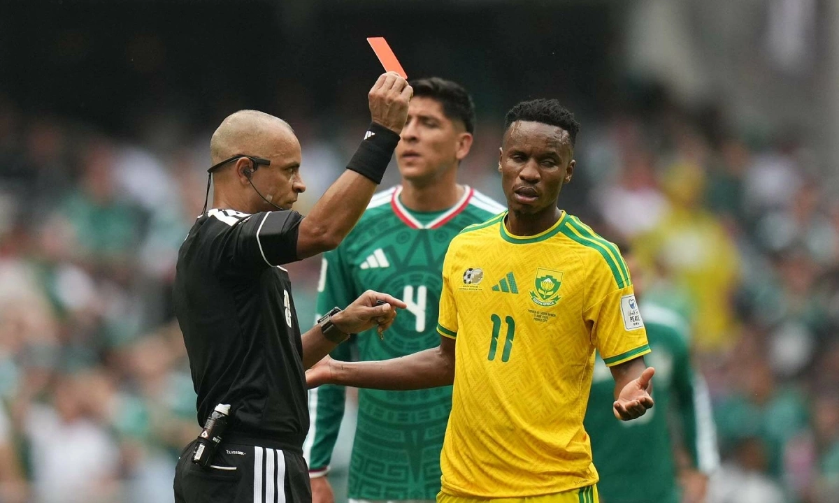 Trọng tài gây tranh cãi tại World Cup 2026: Khoảnh khắc khiến cầu thủ Nam Phi ‘đơ người’ vì không hiểu tiếng Anh - hình ảnh - betkjc.vip