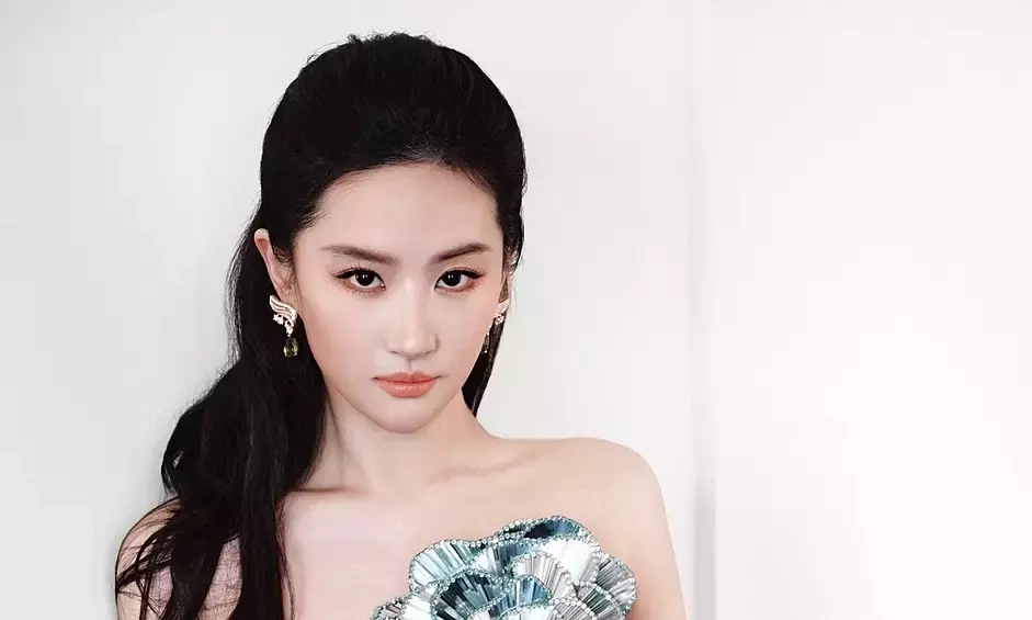 Lưu Diệc Phi lộng lẫy trong váy ‘bông hồng thủy tinh’ tại sự kiện đêm 17/6 - hình ảnh - betkjc.vip