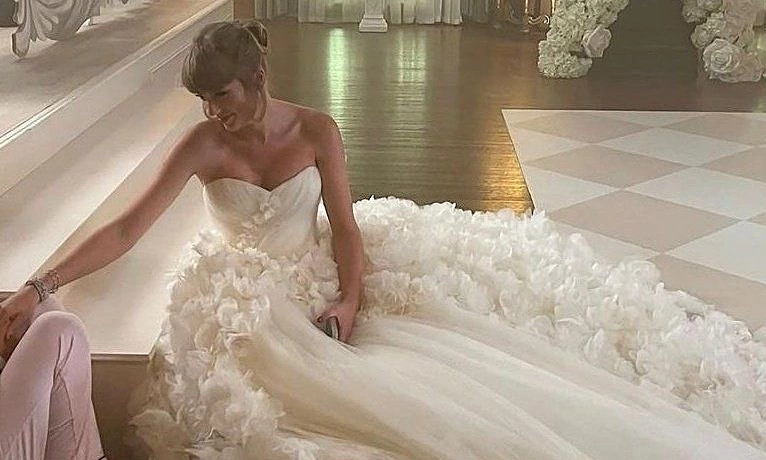 KJC hỗ trợ 24/7: Cập nhật tin nóng Taylor Swift diện váy cưới Dior bên Travis Kelce - hình ảnh - betkjc.vip